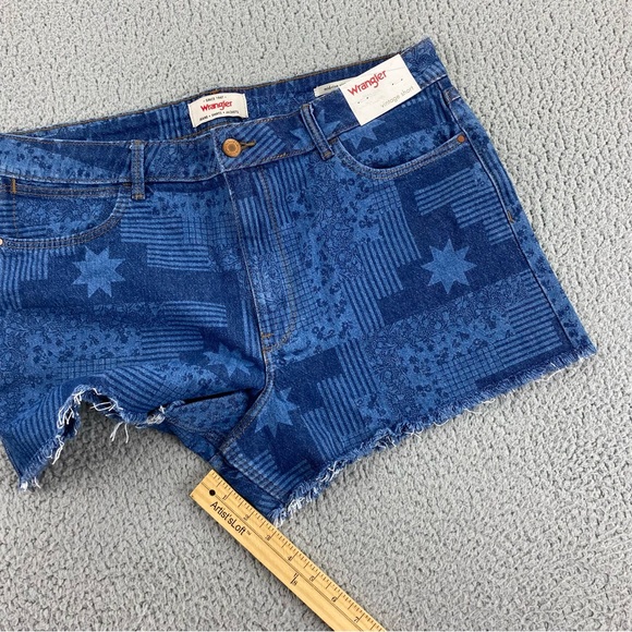 Wrangler Women's Mid-Rise Vintage Cutoff Quilted Star Shorts   |  Size:  12 - Picture 7 of 14